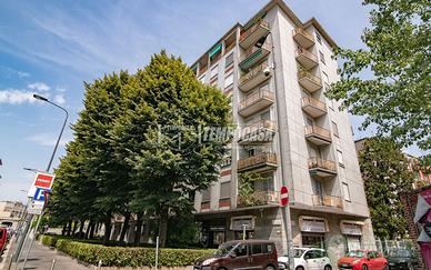 AMPIO TRE LOCALI CON DOPPIO BALCONE