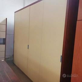 Armadio con ante scorrevoli a scomparsa