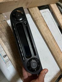 Autoradio Fiat 500 e pulsanti centrali.