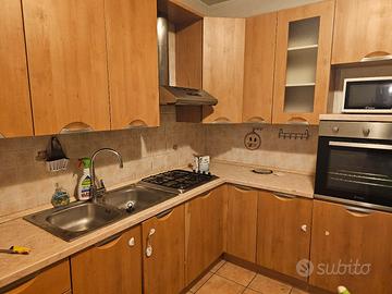 cucina con elettrodomestici 