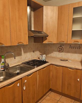 cucina con elettrodomestici 
