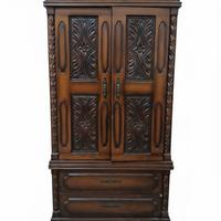 Armadio antico intagliato in legno massello