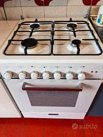 Fornello a gas con forno.