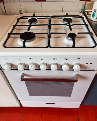 Fornello a gas con forno.