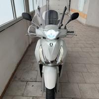 Scooter Honda SH 150 bianco con bauletto