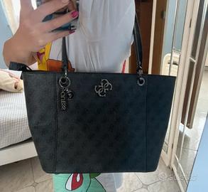Borsa GUESS nera con logo embossing – Modello capi