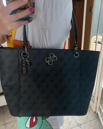 Borsa GUESS nera con logo embossing – Modello capi