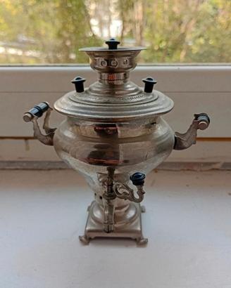 samovar sovietico vintage in miniatura 