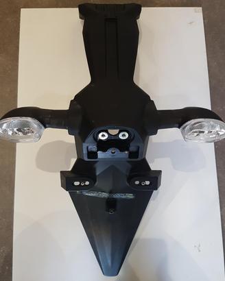 PARAFANGO POSTERIORE PORTATARGA CON FRECCE YAMAHA 