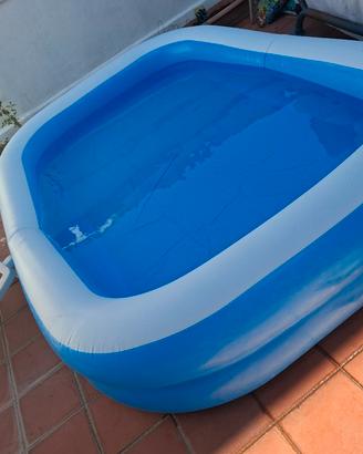 piscina molto grande per la famiglia