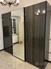 Armadio a tre ante con specchio centrale