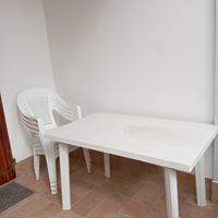 Tavolo e quattro sedie