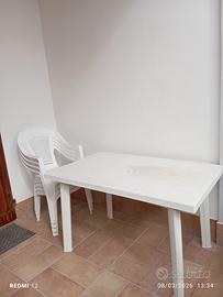 Tavolo e quattro sedie