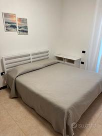 Letto e comodini in legno