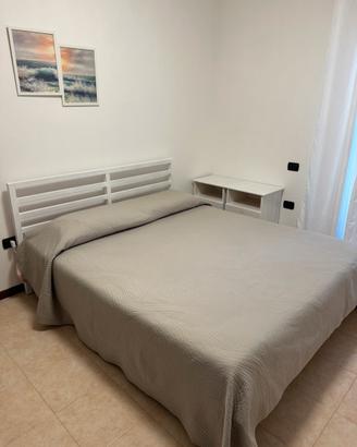 Letto e comodini in legno