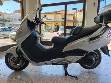 Suzuki Burgman AN 400 da vetrina.