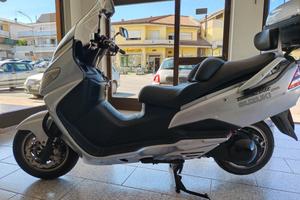Suzuki Burgman AN 400 da vetrina.