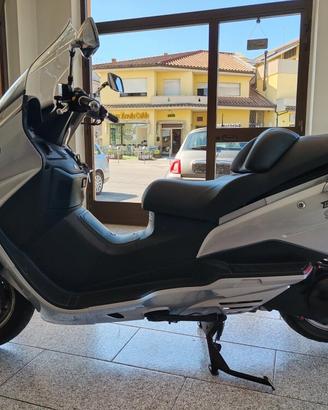 Suzuki Burgman AN 400 da vetrina.