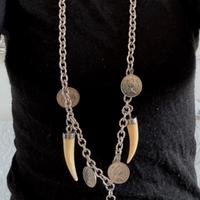 collana lunga con finte zanne e monete