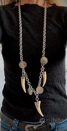 collana lunga con finte zanne e monete