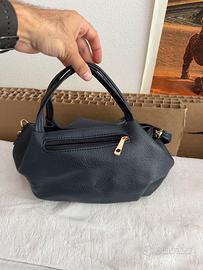Borsa a mano e tracolla blu navy effetto pelle