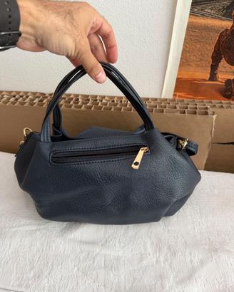 Borsa a mano e tracolla blu navy effetto pelle