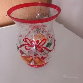 Vaso con decorazioni natalizie
