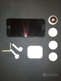 IPhone SE 3a (2022) con smart tag Apple e airpod 1