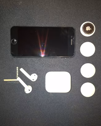 IPhone SE 3a (2022) con smart tag Apple e airpod 1