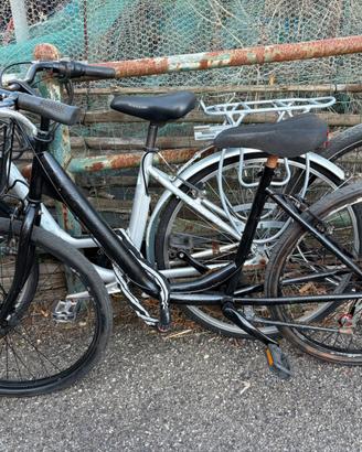Bici nera rimessa a nuovo +pittura