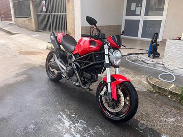 Ducati Monster 696