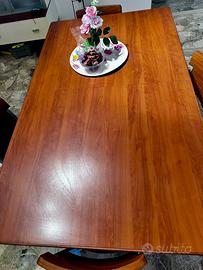 Tavolo in legno con sedie