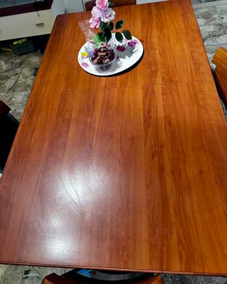 Tavolo in legno con sedie