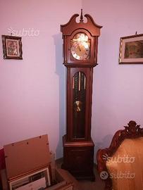 Orologio a pendolo a colonna