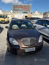 Lancia Ypsilon 1.3 MJT 75 CV Versus