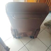 poltrona e sedia a rotelle 