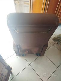 poltrona e sedia a rotelle 