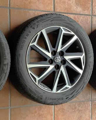 4 cerchi originali Toyota gommati Continental