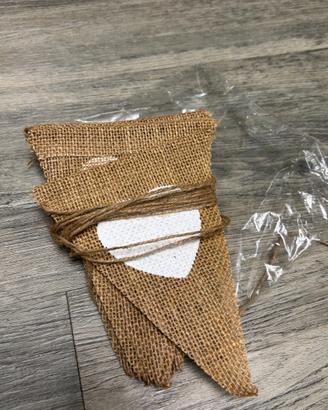 Banderine in juta stile rustico con cuori bianchi