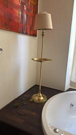 :Lampada da terra ottone con tavolino - Vintage