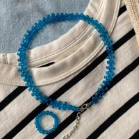 collana con anello di perle blu