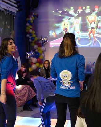 mini disco con pavimento luminoso e desk dj