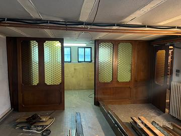 Parete divisoria con pannelli in legno e vetro