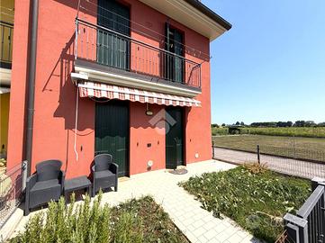 VILLA A SCHIERA D'ANGOLO A CAMPO SAN MARTINO