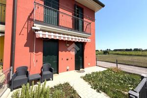 VILLA A SCHIERA D'ANGOLO A CAMPO SAN MARTINO