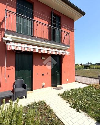 VILLA A SCHIERA D'ANGOLO A CAMPO SAN MARTINO