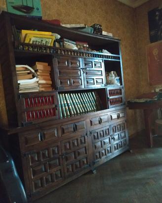 mobile in noce e vari mobili. 