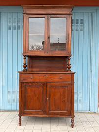 Antica credenza con vetrinetta