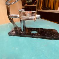 Questo oggetto e un dispenserper marmellate miele