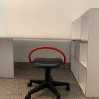 Scrivania con libreria